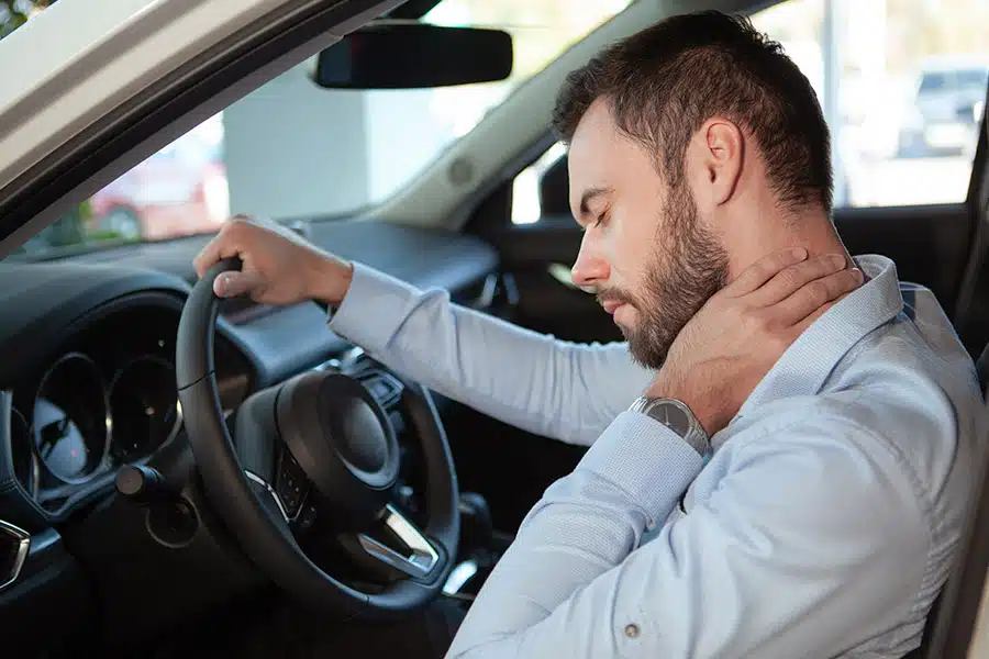 hombre con dolor de cuello tras accidente 1